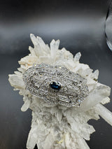 Beeindruckende Brosche in 14 Karat Weißgold mit Saphir & Diamanten
