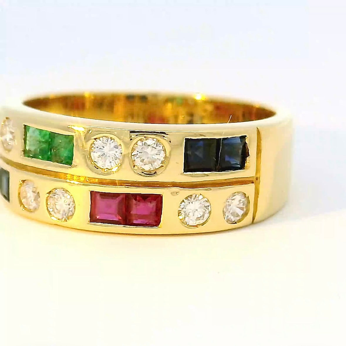 Eleganter Ring in 18 Karat Gelbgold mit Smaragd, Rubin, Saphir & Brillanten
