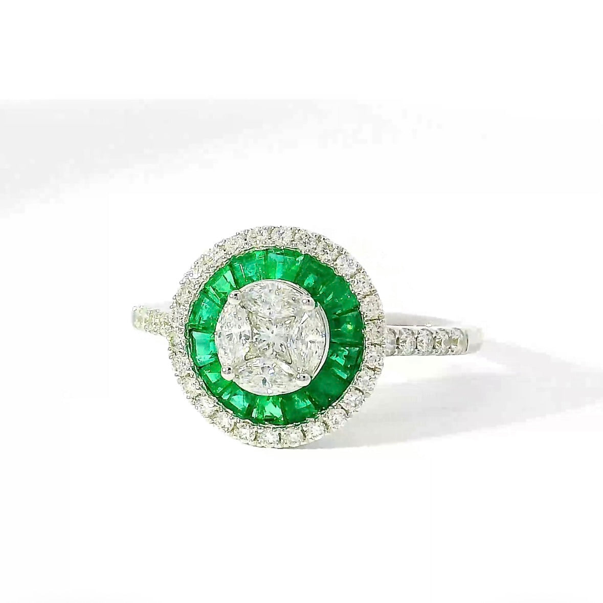 Moderner Ring in 18 Karat Weißgold mit Brillanten & Smaragden