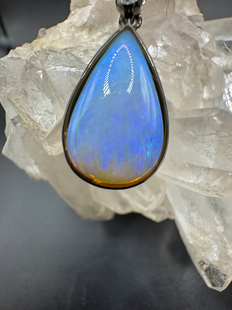 Australischer Opal Anhänger in 14 Karat Schwarzgold mit feinen Brillant