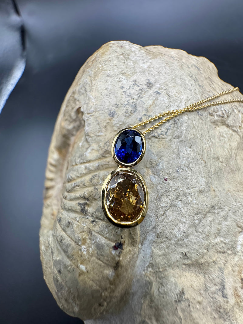 Edler Anhänger in 18 Karat Gelbgold mit hochfeinem Saphir & Fancy Brillant