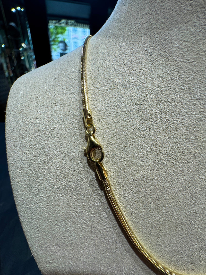 Zeitlose Schlangenkette in 8 Karat Gelbgold mit Karabiner