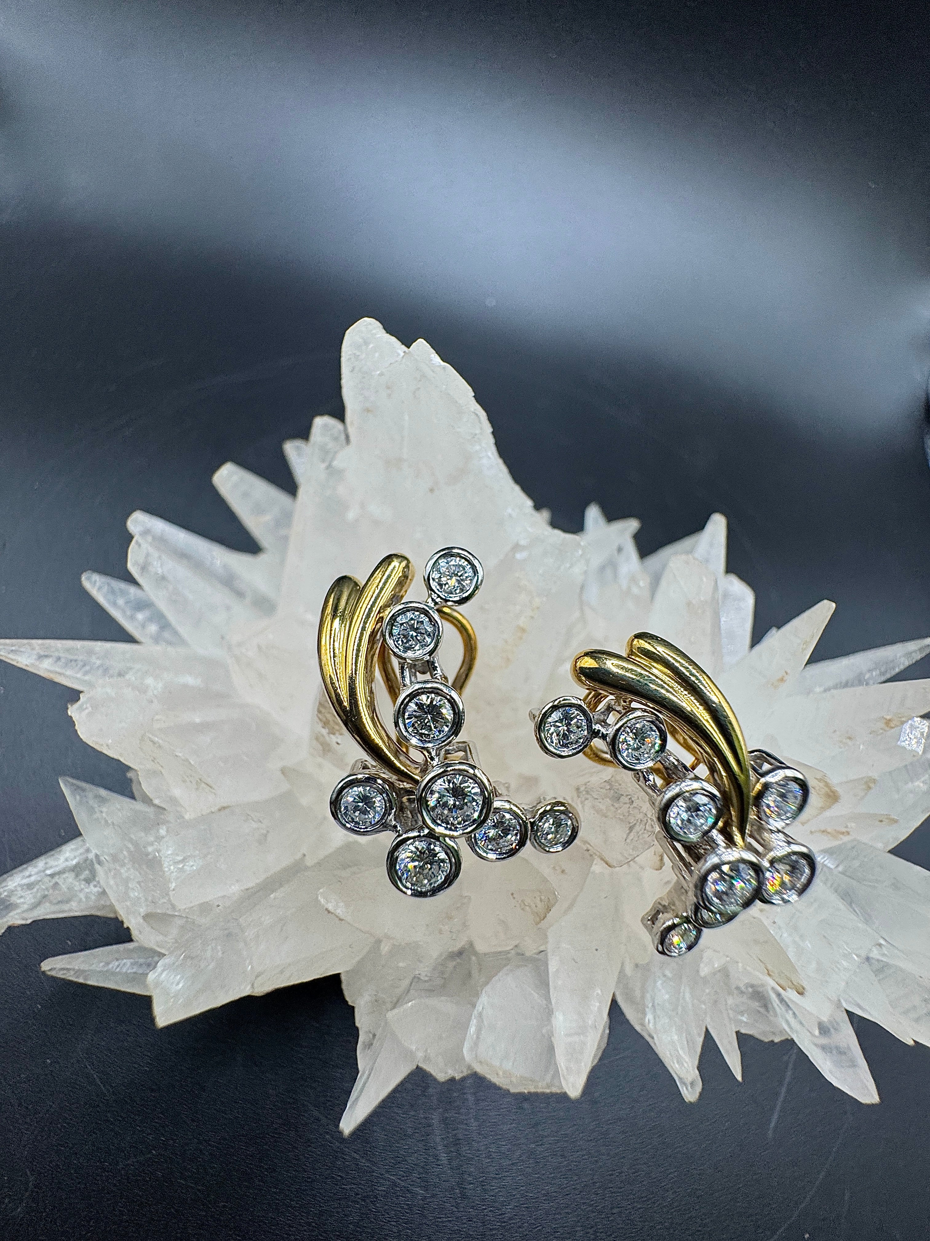 Ausgefallene bicolor Ohrringe in 18 Karat Gold mit feinen Brillanten