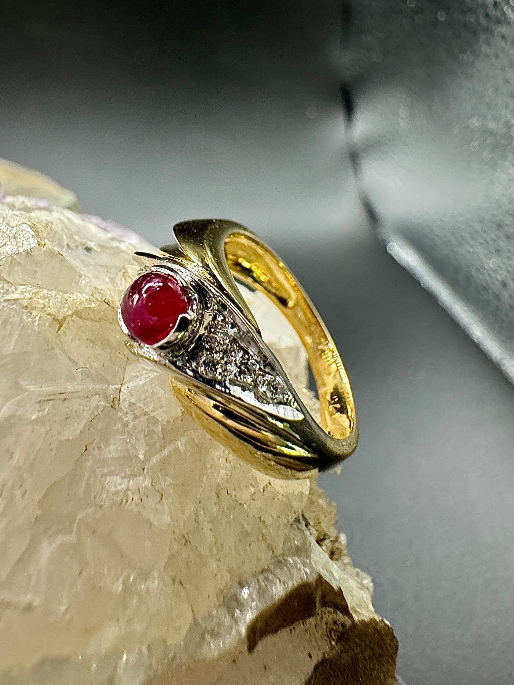 Handgefertigter Bicolor Ring in 18 Karat Gold mit Rubin und Brillanten