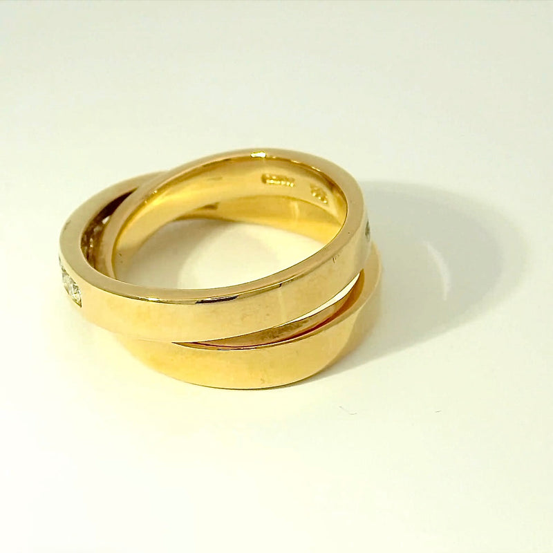 Moderner Design-Ring in 14 Karat Gelbgold mit feinen Brillanten