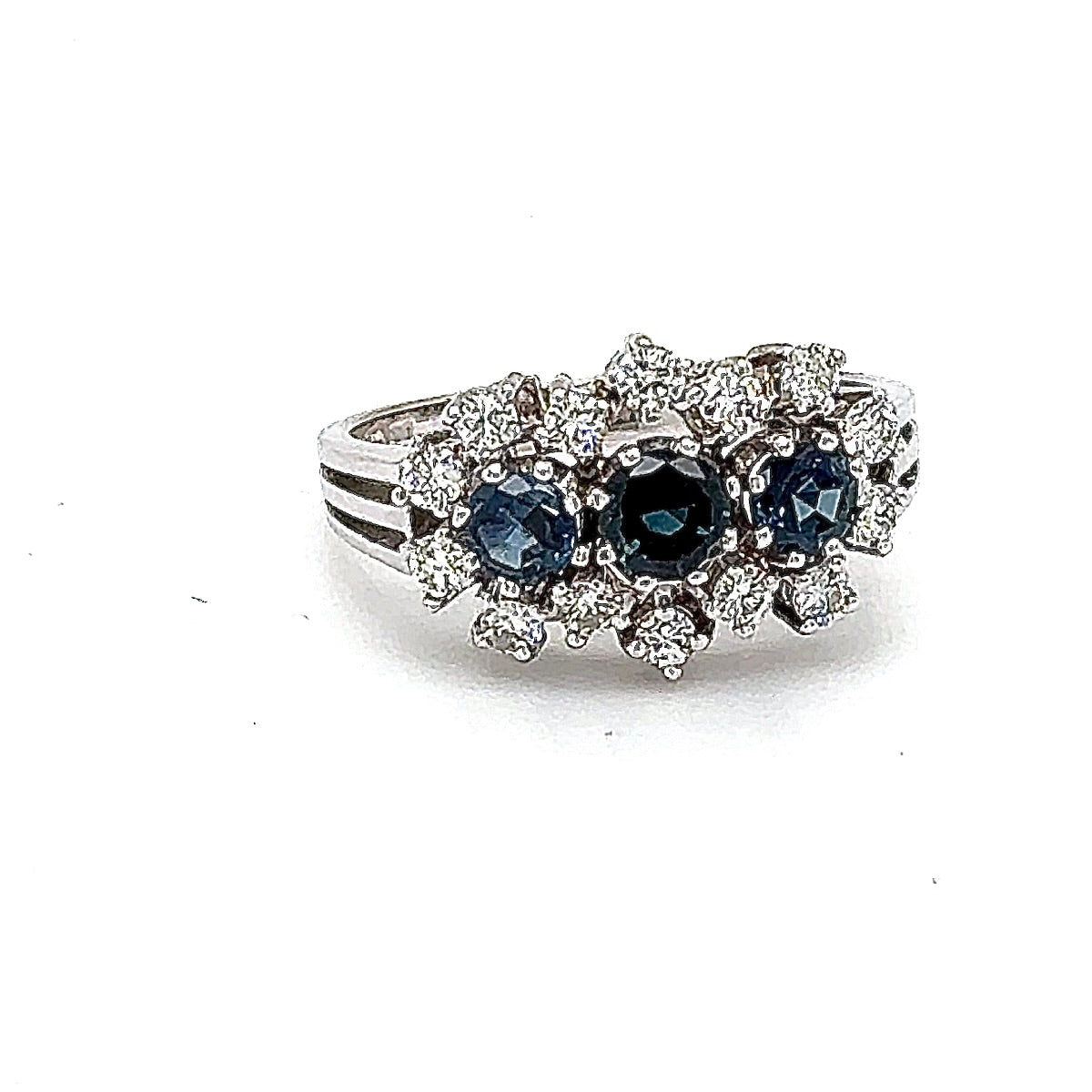 Dekorativer Ring in 14 Karat Weißgold mit feinen Saphiren & Brillanten