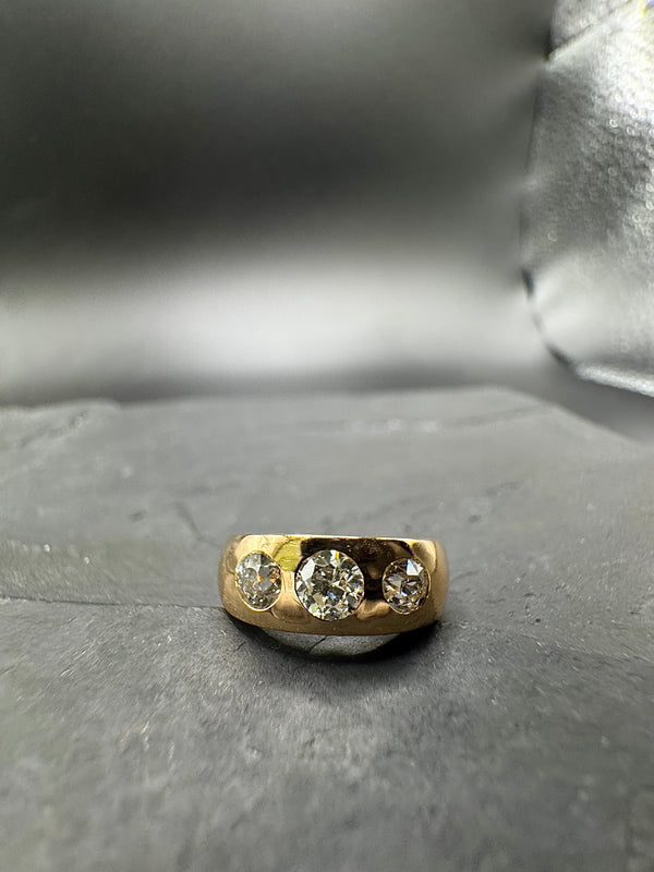 Zeitloser Vintage-Ring in 14 Karat Gelbgold mit drei Altschliff-Diamanten