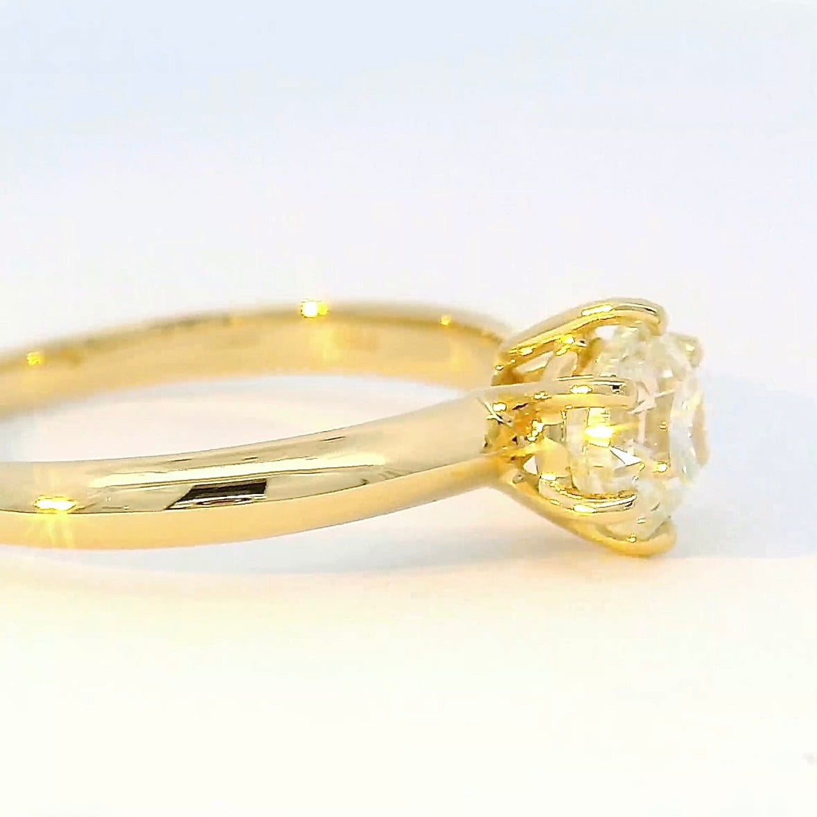 Moderner Solitärring in 18 Karat Gelbgold mit 1,02 Karat Brillant