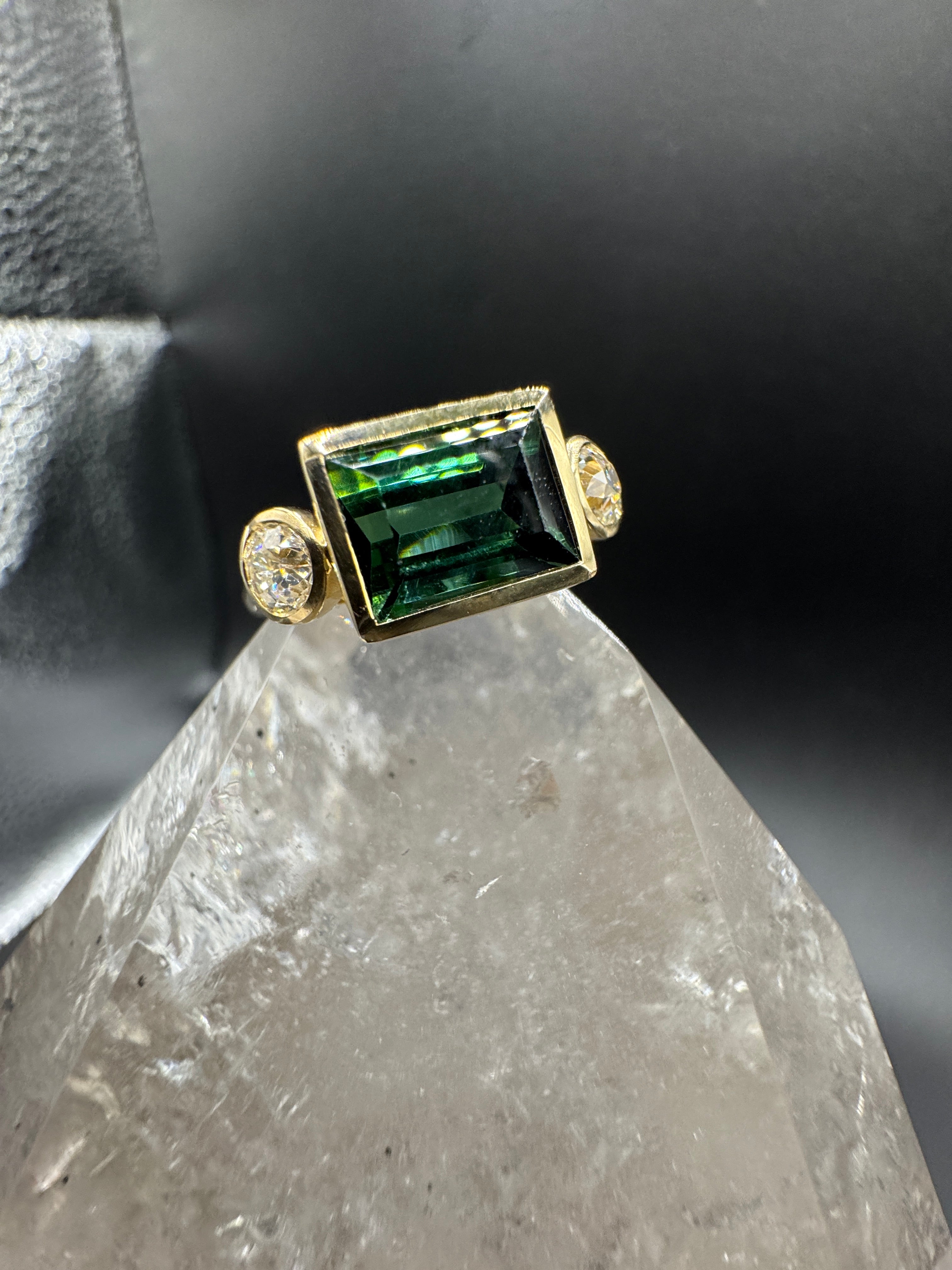 Moderner Turmalin Ring in 14 Karat Gelbgold mit Altschliff Diamanten