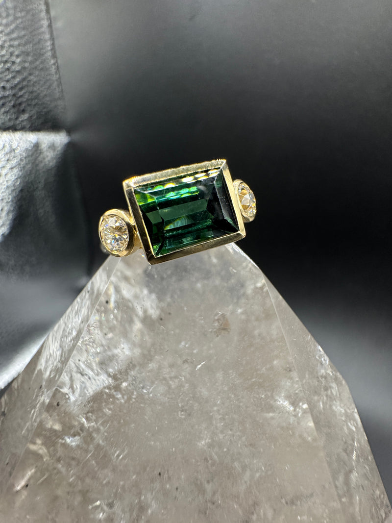 Moderner Turmalin Ring in 14 Karat Gelbgold mit Altschliff Diamanten