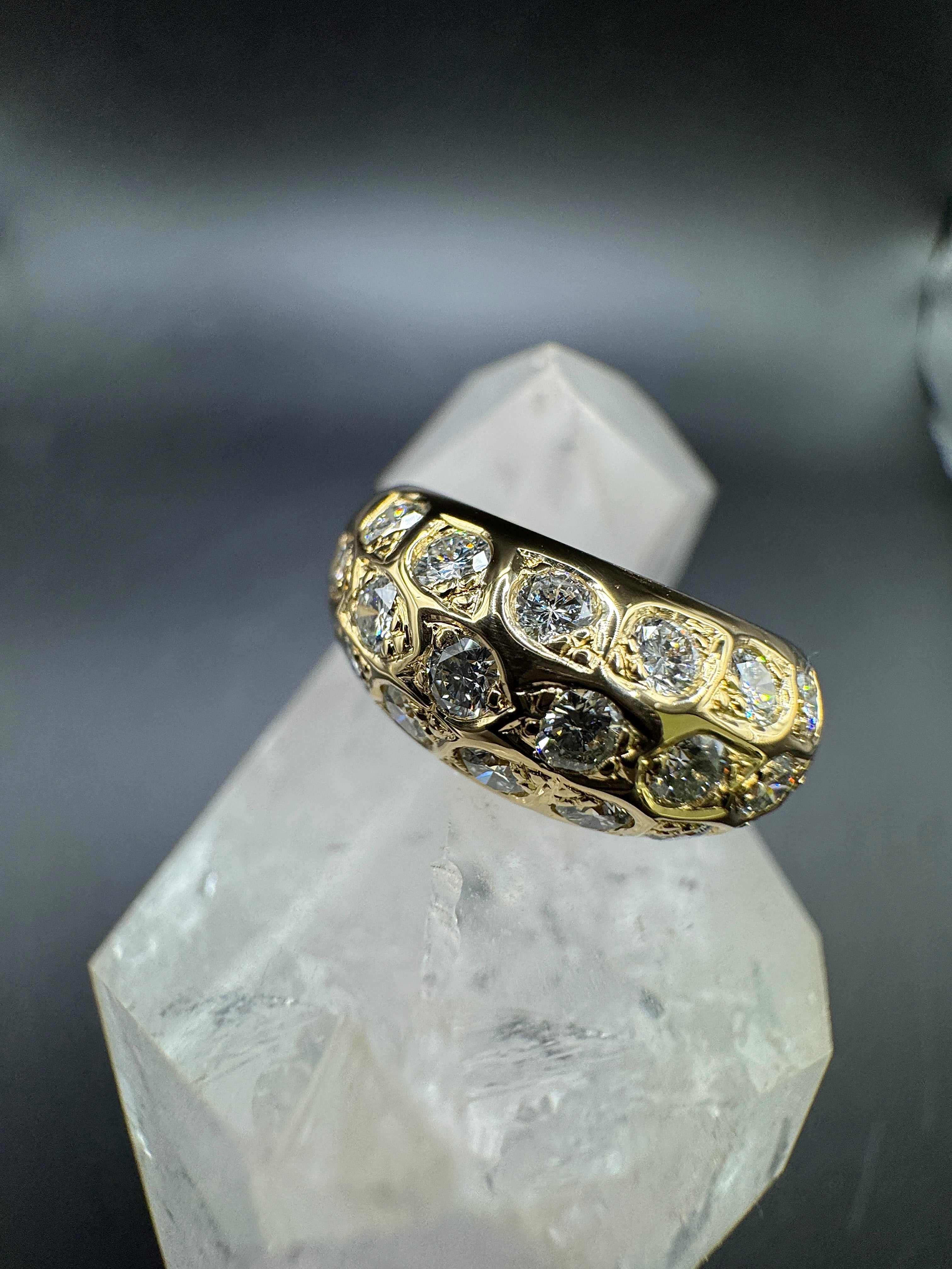 Stilvoller & breiter Ring in 18 Karat Gelbgold mit feinen Brillanten