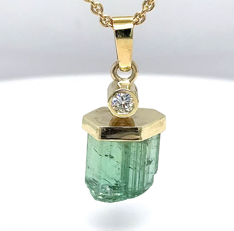 Stilvoller Turmalin Anhänger in 14 Karat Gelbgold mit feinen Brillant - Handarbeit