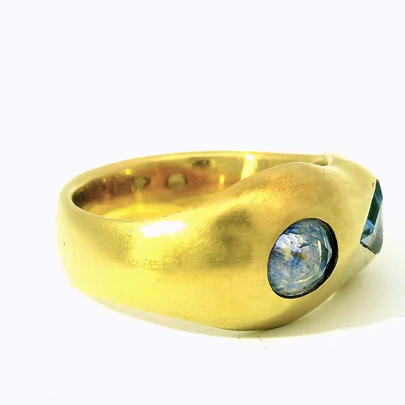Handgefertigter 18 Karat Gelbgold Ring mit außergewöhnlichen Bicolor-Saphiren