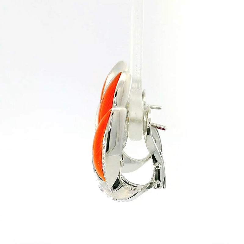 Hochwertige Ohrringe in 18 Karat Weißgold mit handgeschnitzter Koralle