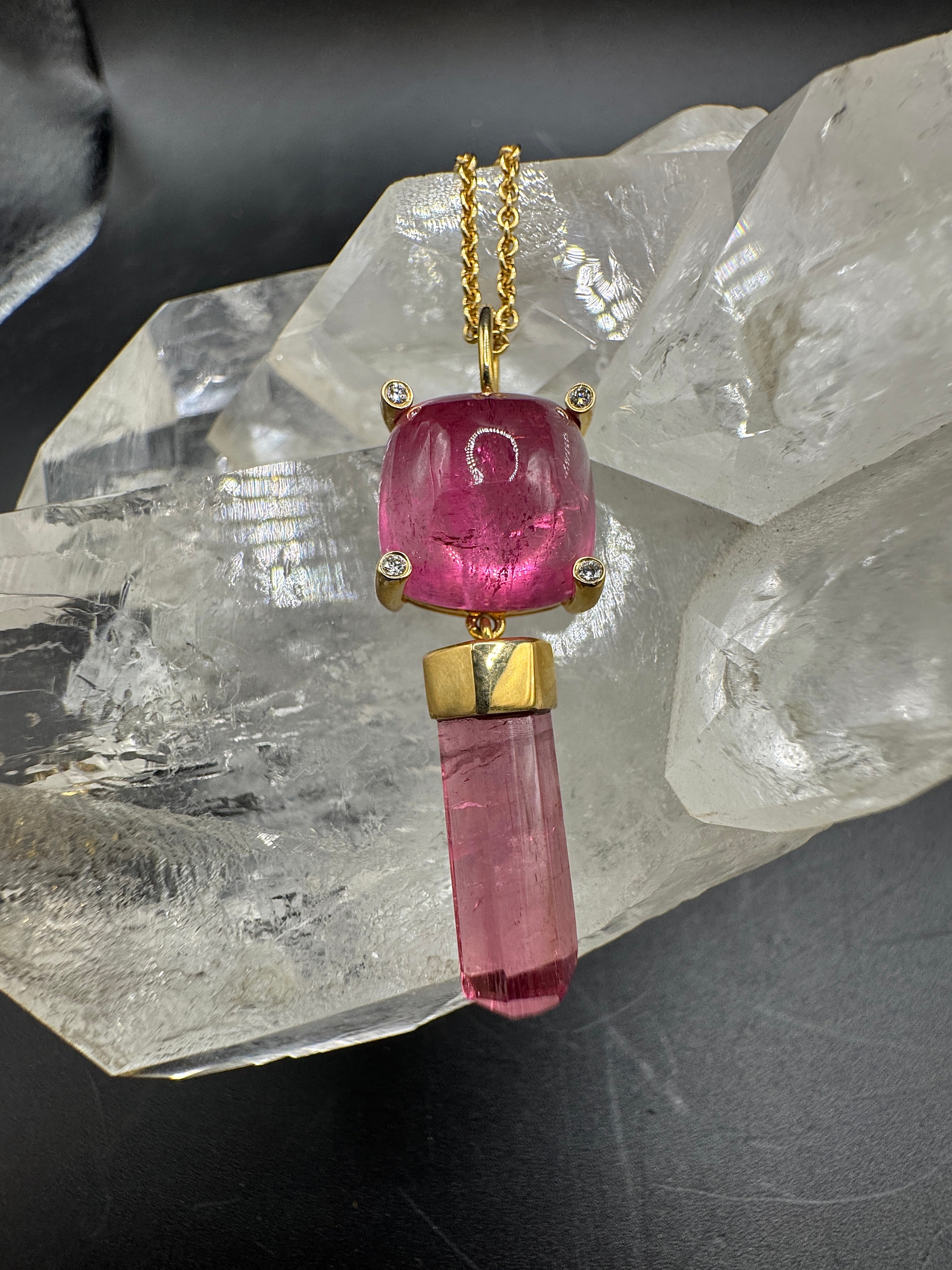 Moderner Anhänger in 14 Karat Gelbgold mit rosa Turmalinen & Brillanten