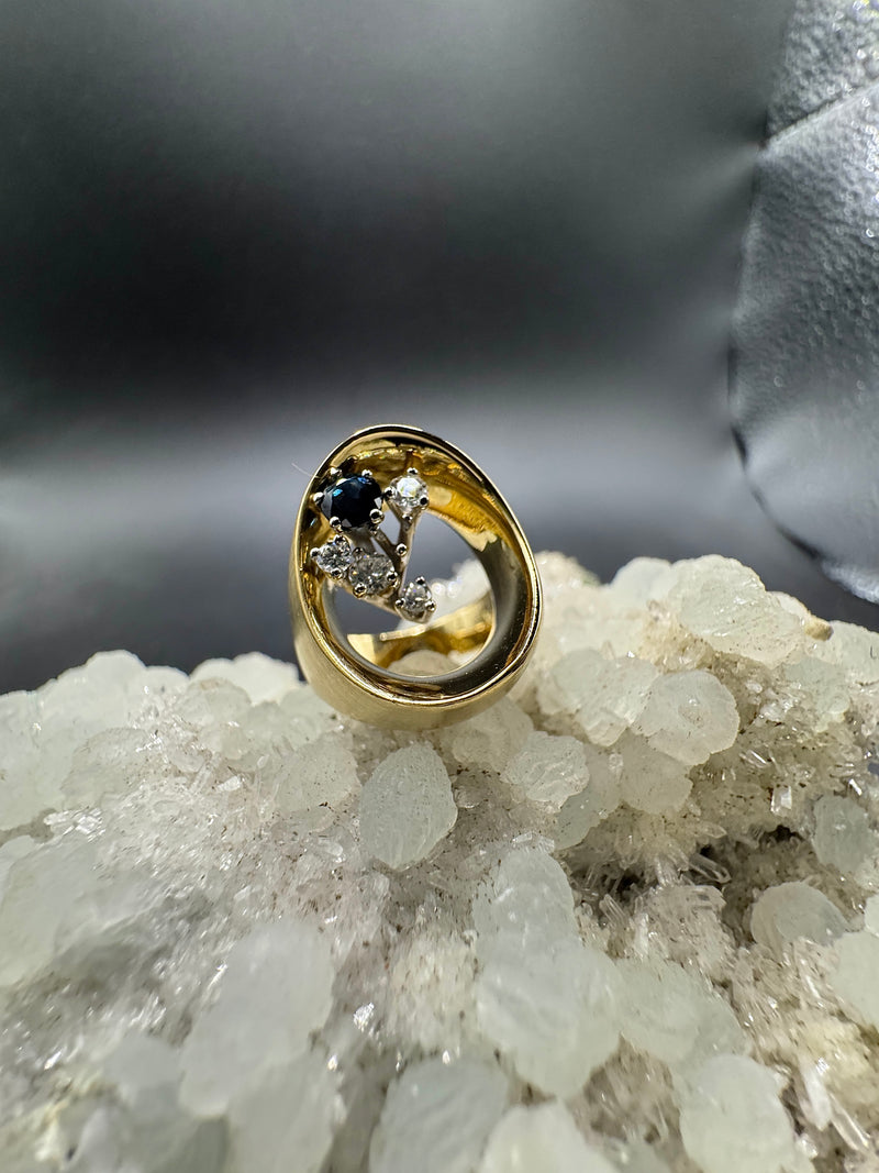 Handgefertigter Ring in 18 Karat Gelbgold mit Brillanten & Saphir