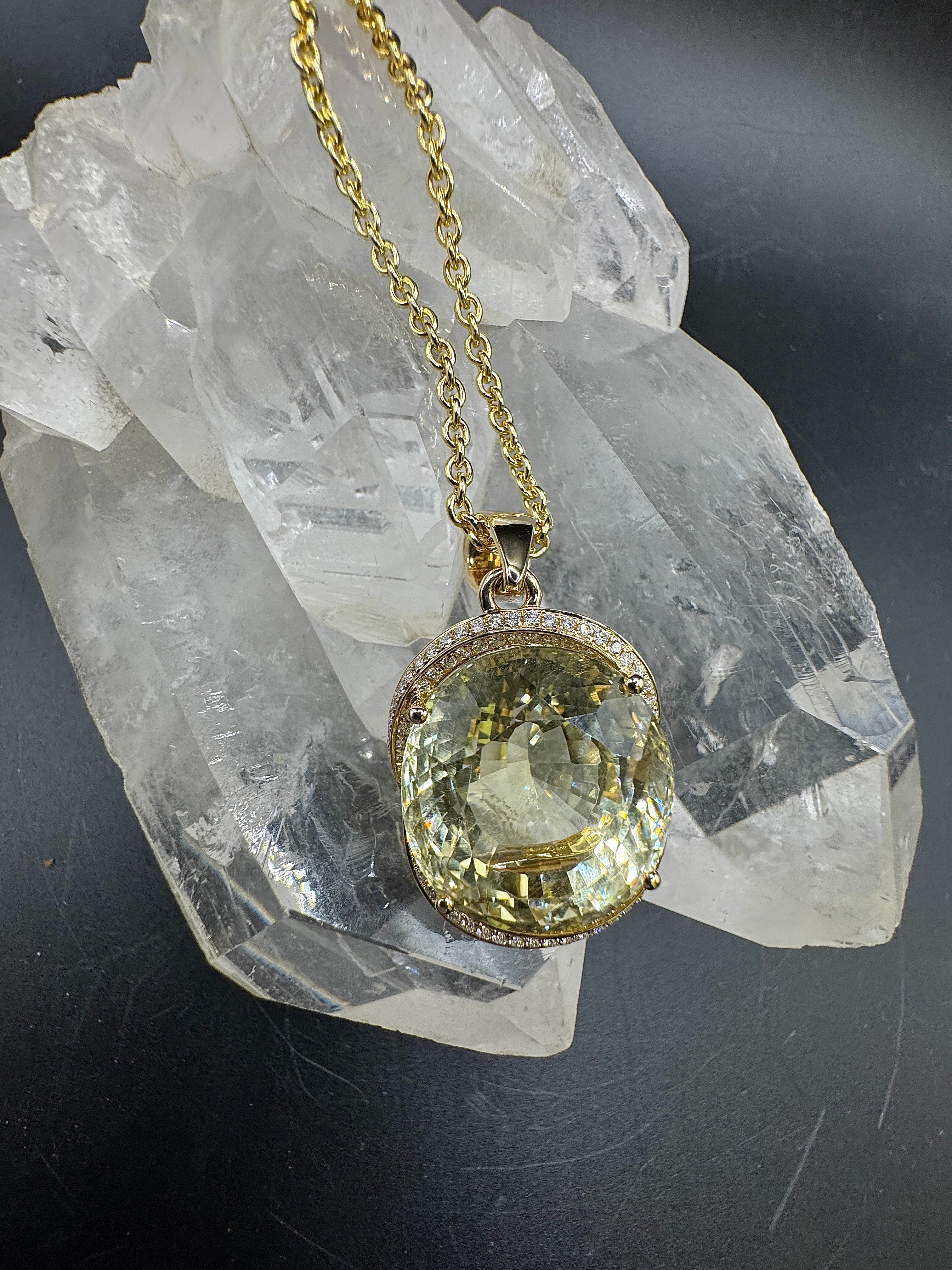 Beeindruckender Anhänger in 14 Karat Gelbgold mit riesigem Goldberyll & Brillanten