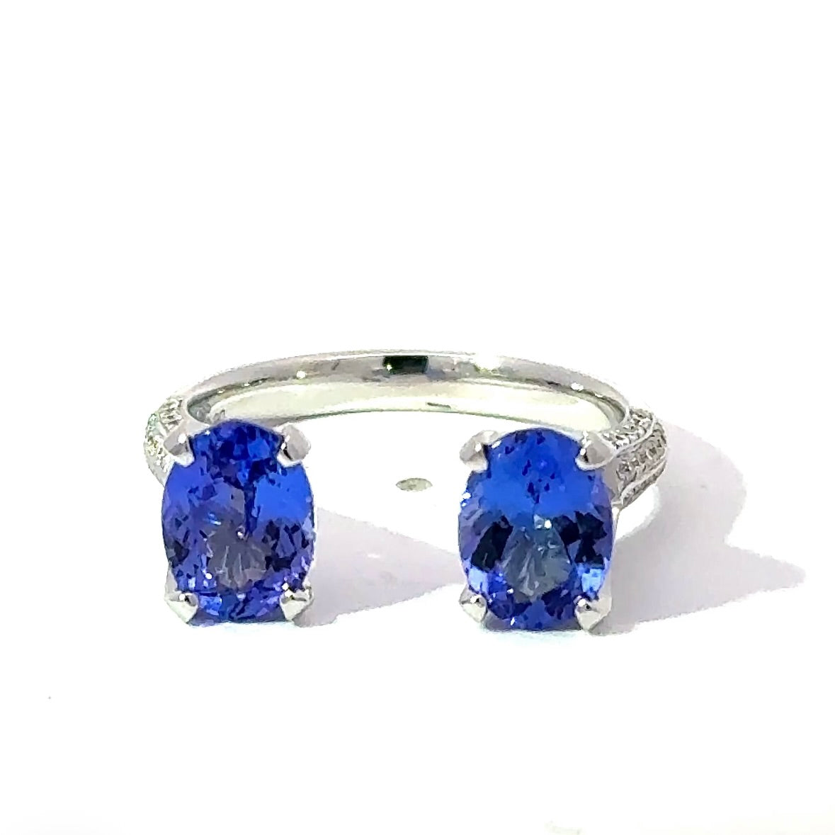 Ausgefallener Ring in 14 Karat Weißgold mit Tansaniten & Brillanten