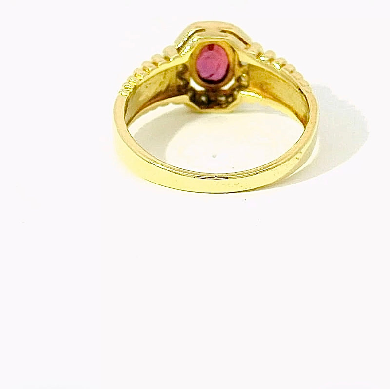Eleganter Ring in 14 Karat Gelbgold mit Rubin & Diamanten