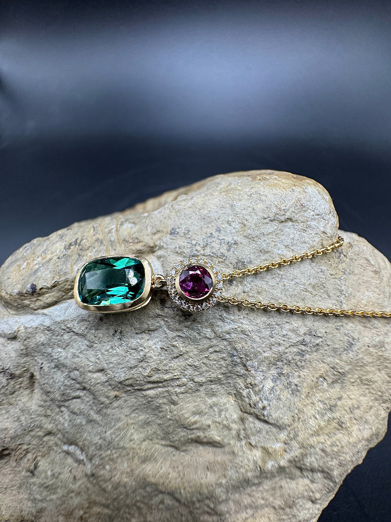 Leuchtender Anhänger in 14 Karat Gelbgold mit Rubin, Turmalin & Brillanten | Anhänger - Schmuck Schroll