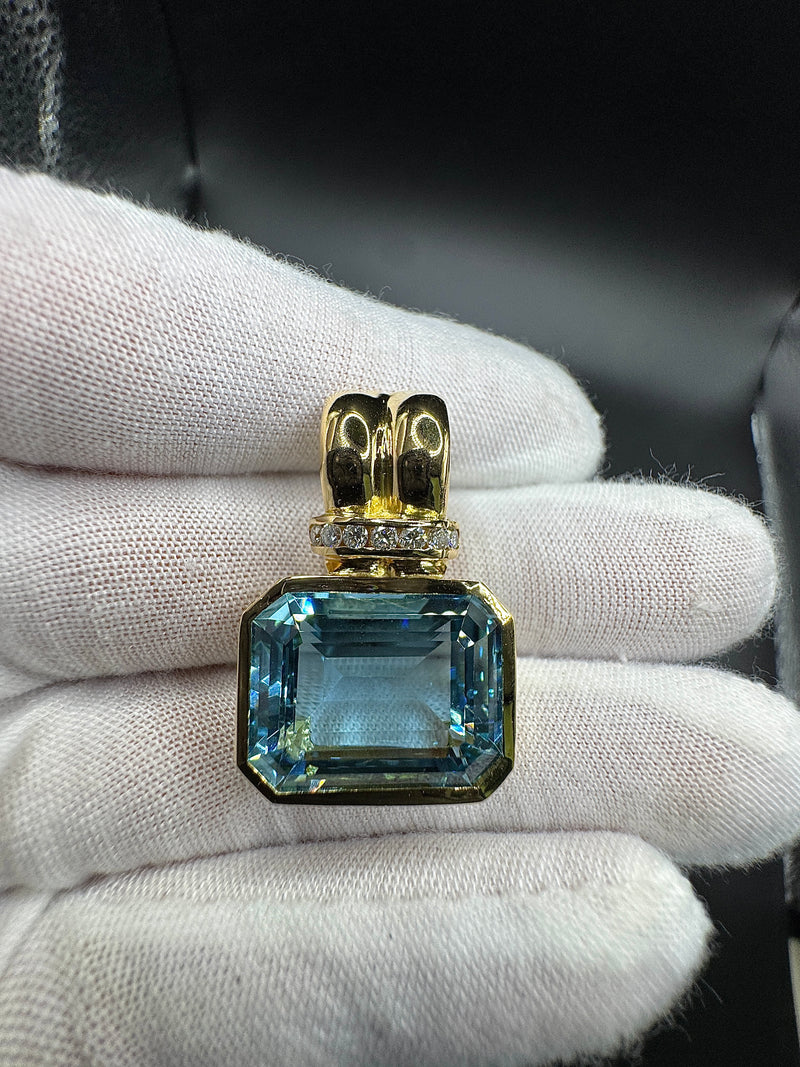 Edler Anhänger in 18 Karat Gelbgold mit seltenem Aquamarin & Brillanten | Anhänger - Schmuck Schroll