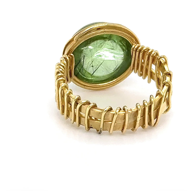 Ausgefallene Handarbeit in 18 Karat Gelbgold mit großem Peridot