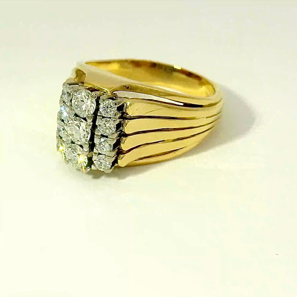 Eindrucksvoller Vintage-Ring in 18 Karat Gelb- und Weißgold mit hochfeinen Brillanten
