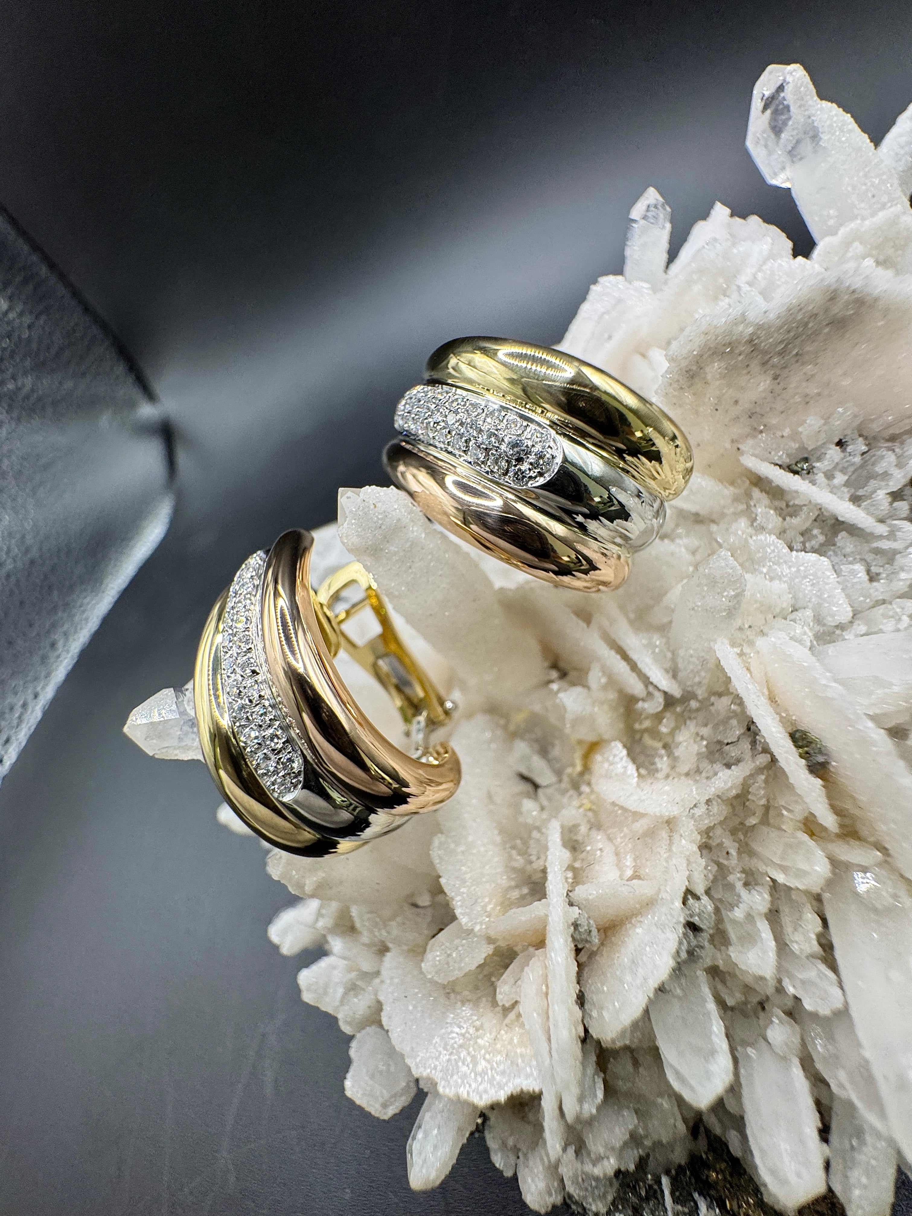 Handgefertigte Kreolen in 18 Karat Gelb-, Weiß -und Roségold mit Brillanten