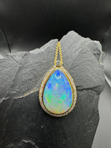 Handgefertigter Anhänger in 14 Karat Gelbgold mit äthiopischem Opal und Brillanten