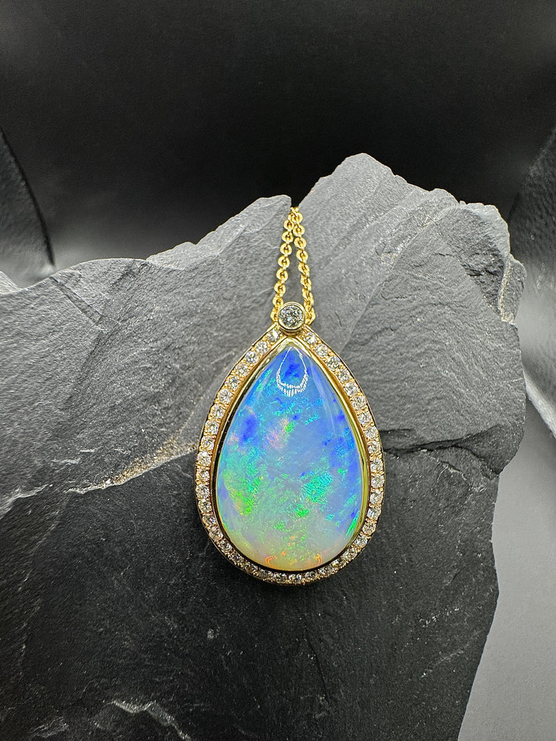 Handgefertigter Anhänger in 14 Karat Gelbgold mit äthiopischem Opal und Brillanten
