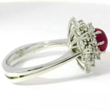Hochwertiger Entourage Ring in 18 Karat Weißgold mit Rubin-Cabochon & Brillanten