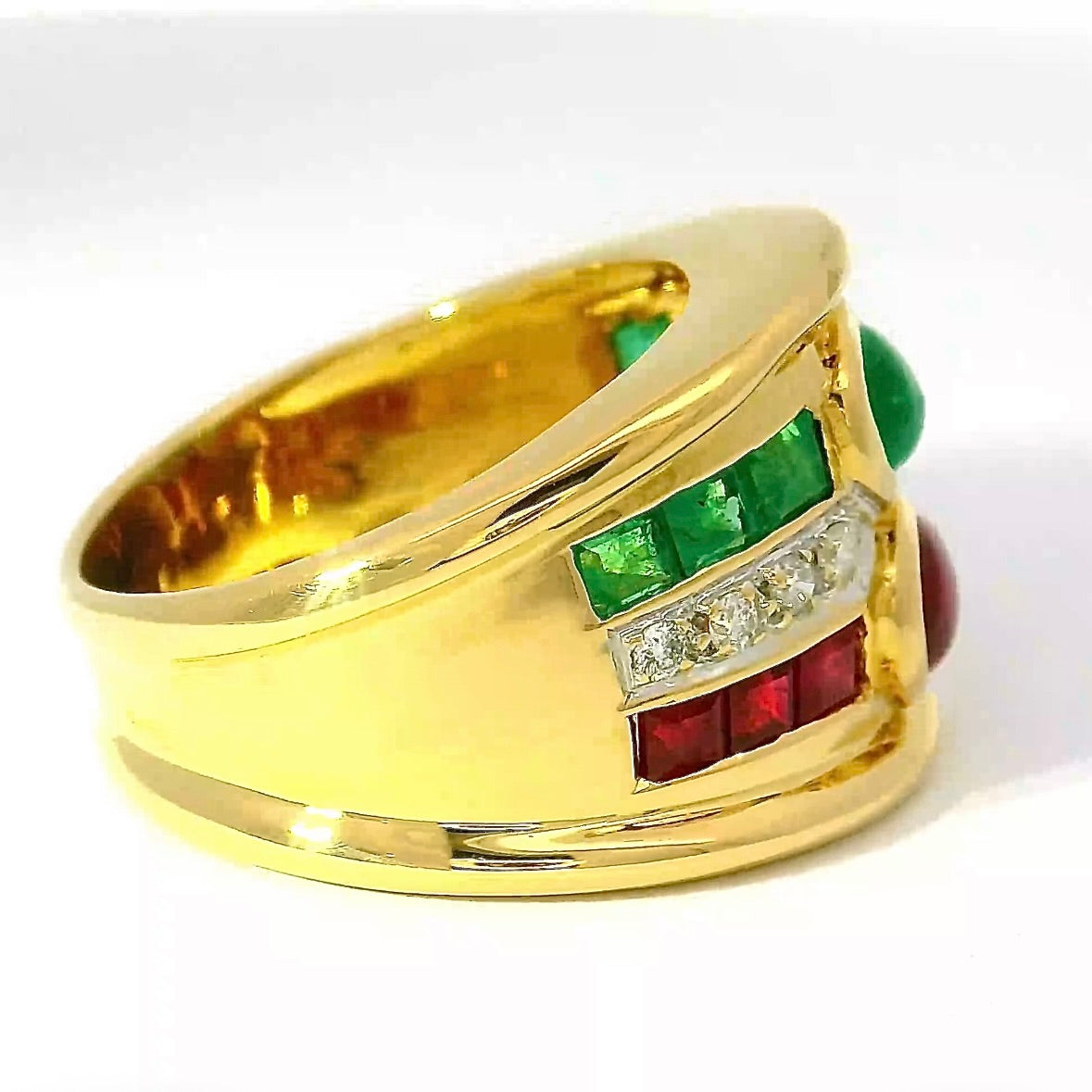 Dominanter Ring in 18 Karat Gelbgold mit Rubinen, Smaragden & Brillanten
