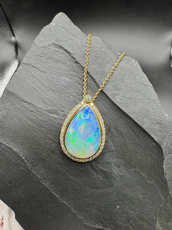 Handgefertigter Anhänger in 14 Karat Gelbgold mit äthiopischem Opal und Brillanten