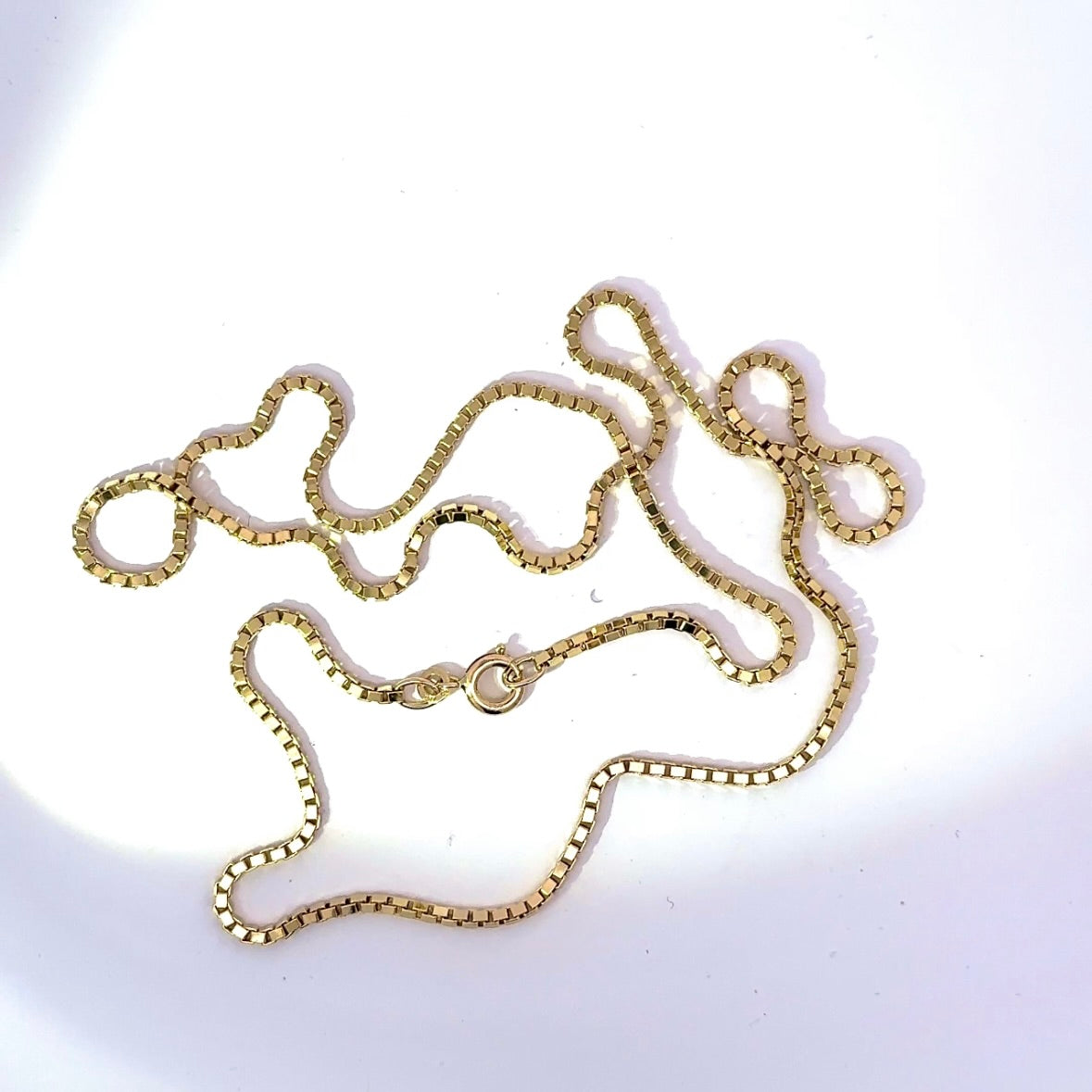 Luminous Venetian chain in 8 karat yellow gold with a spring ring clasp