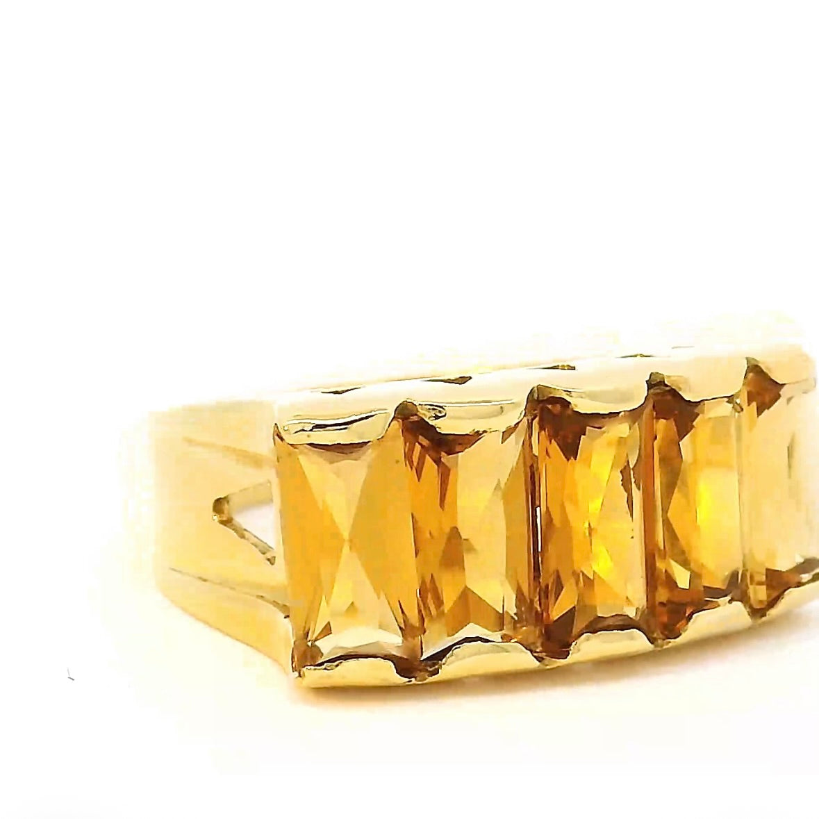 Leuchtender Ring in 18 Karat Gelbgold mit feinen Citrinen