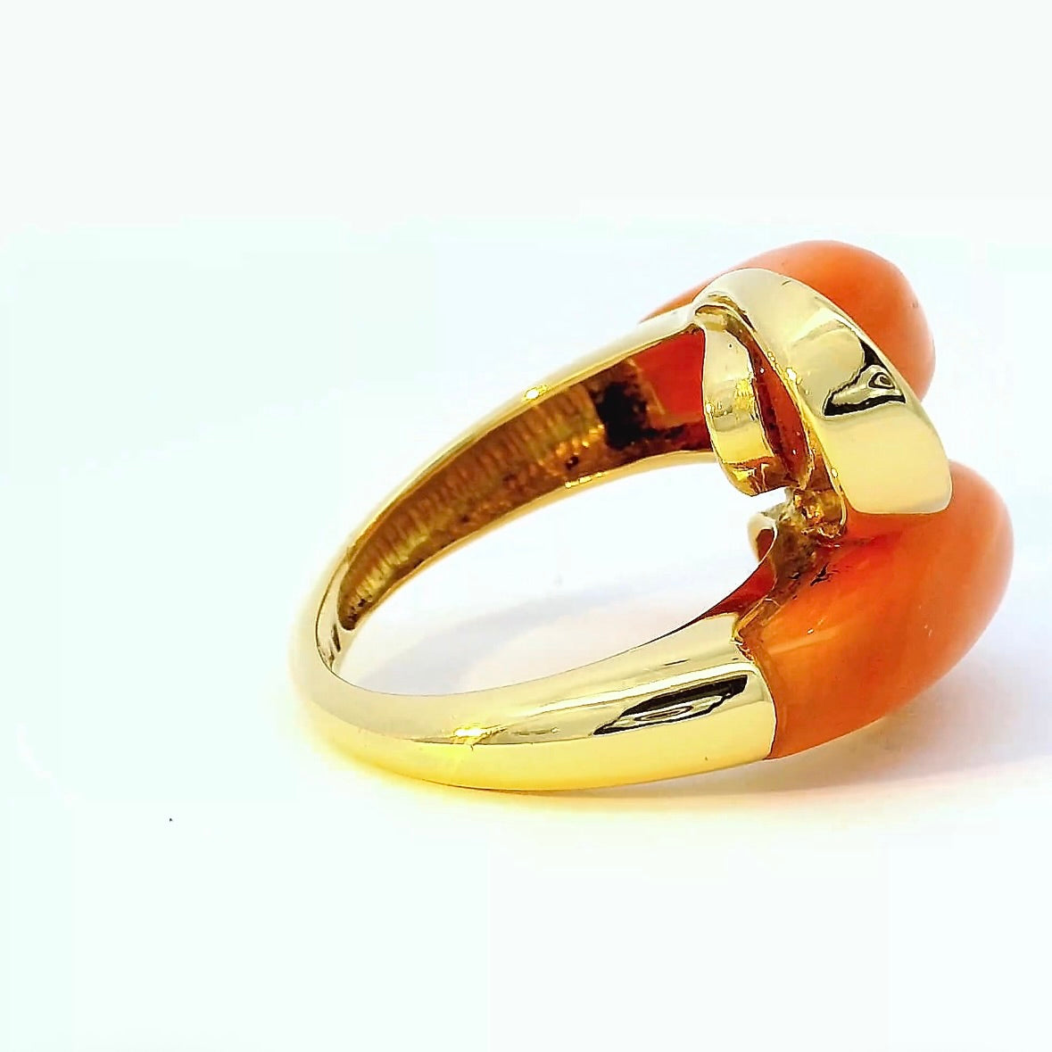 Eleganter Ring in 18 Karat Gelbgold mit Engelshautkoralle & Diamanten