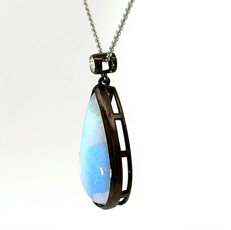 Australischer Opal Anhänger in 14 Karat Schwarzgold mit feinen Brillant
