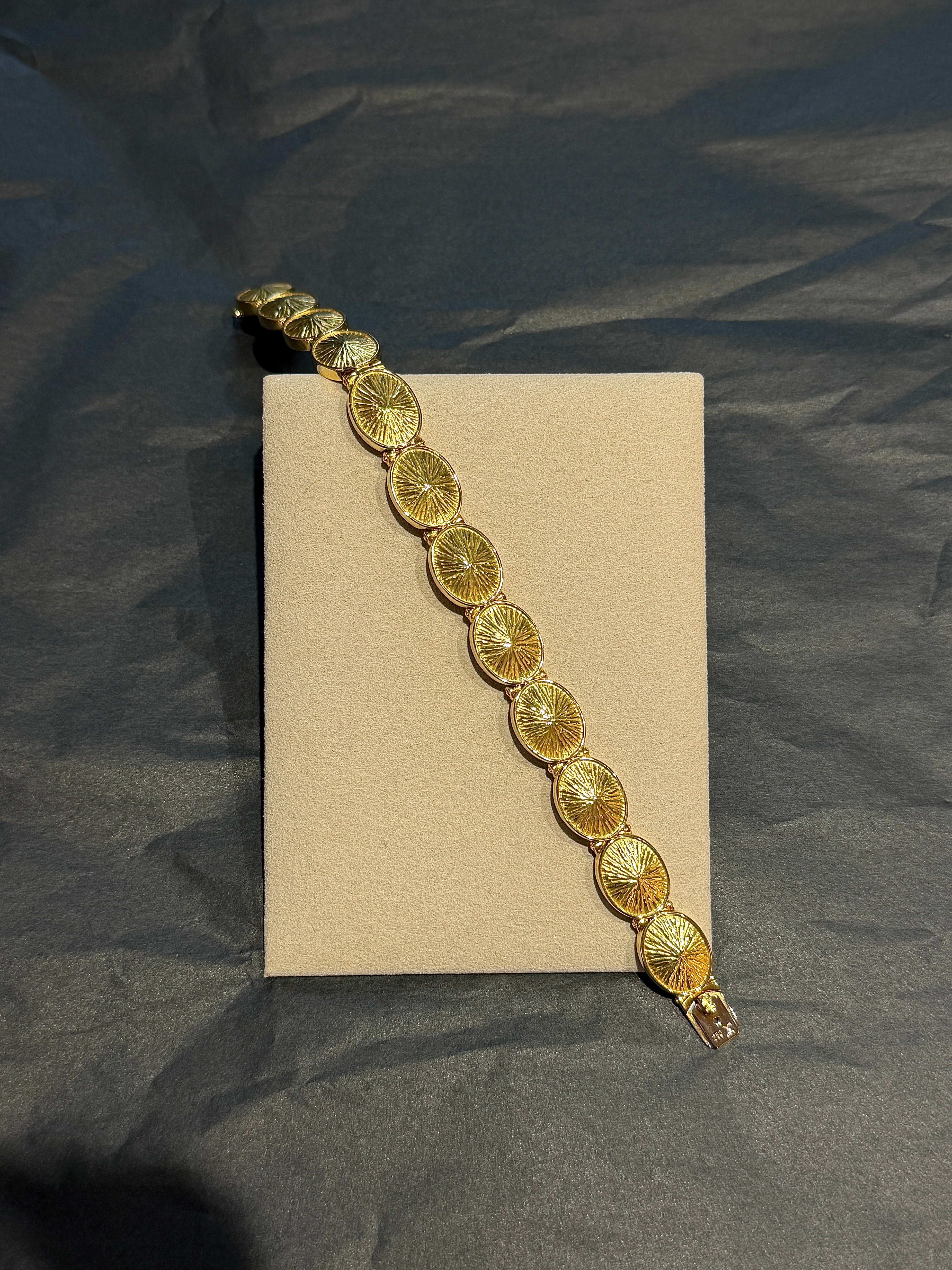 Solid designer bracelet by Fries Arauner in 18 karat (750) yellow gold