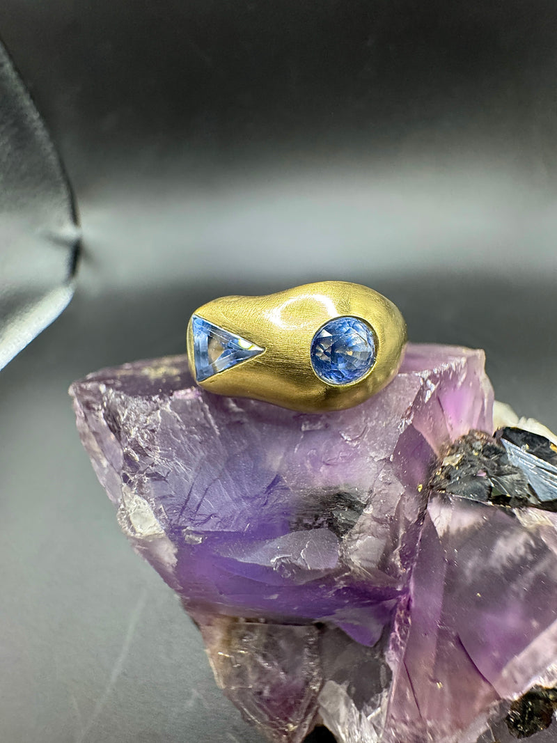 Handgefertigter 18 Karat Gelbgold Ring mit außergewöhnlichen Bicolor-Saphiren | Ringe - Schmuck Schroll