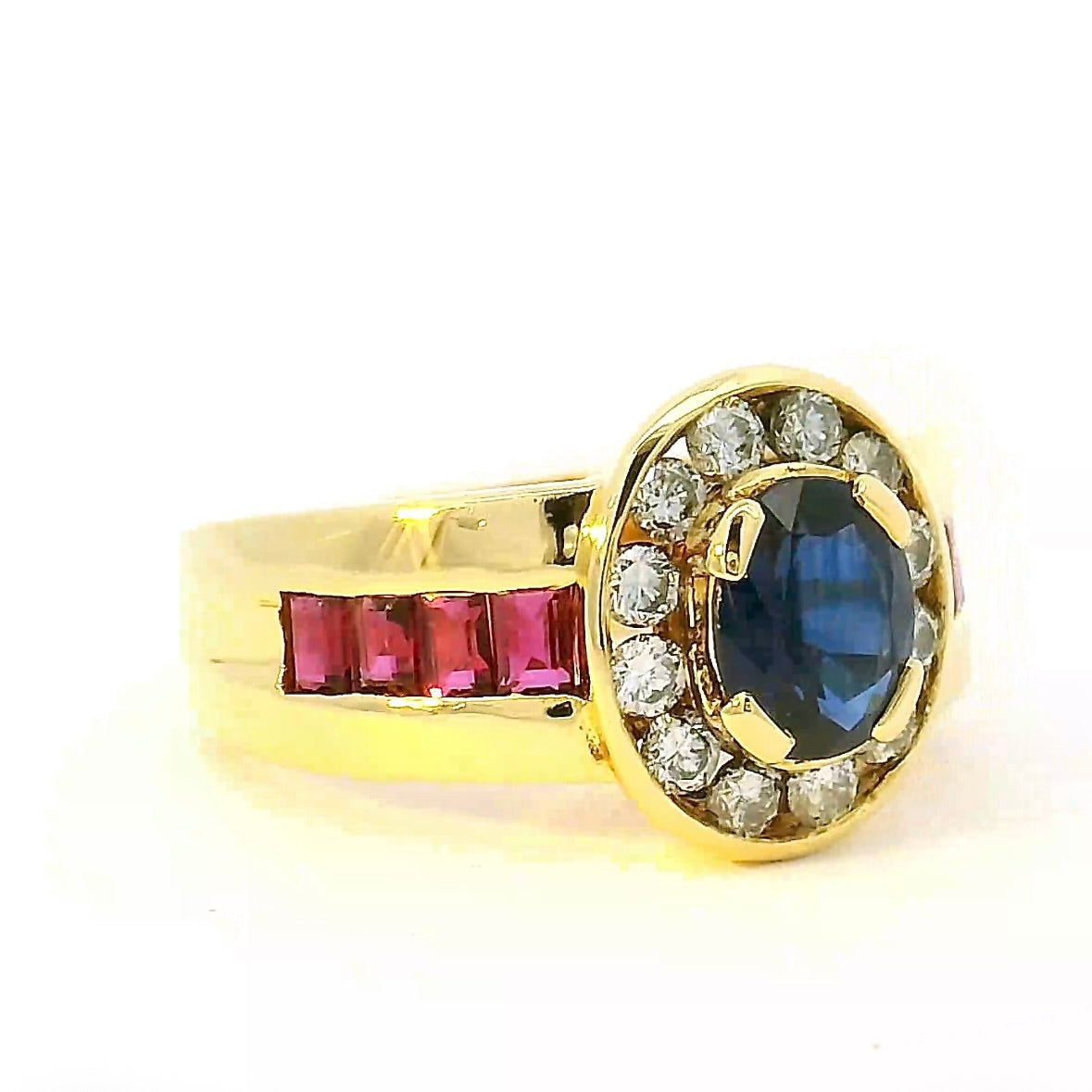 Edler Ring in 18 Karat Gelbgold mit Saphir, Brillanten & Rubinen
