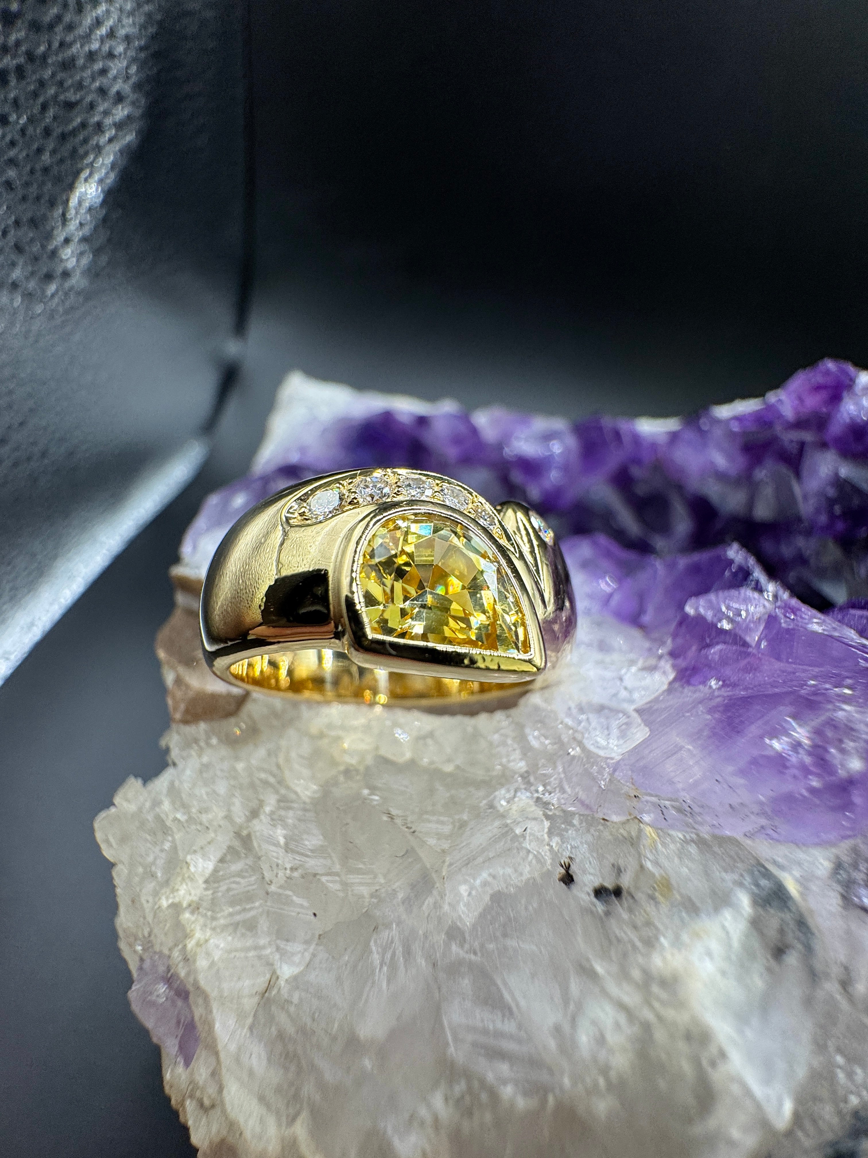 Handgefertigter Ring in 18 Karat Gelbgold mit gelbem Saphir und Brillanten