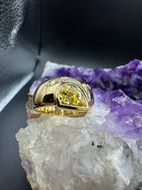 Handgefertigter Ring in 18 Karat Gelbgold mit gelbem Saphir und Brillanten