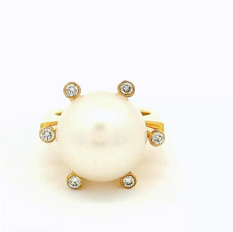 Ausgefallener Südseeperlen-Ring in 14 Karat Gelbgold mit Brillanten