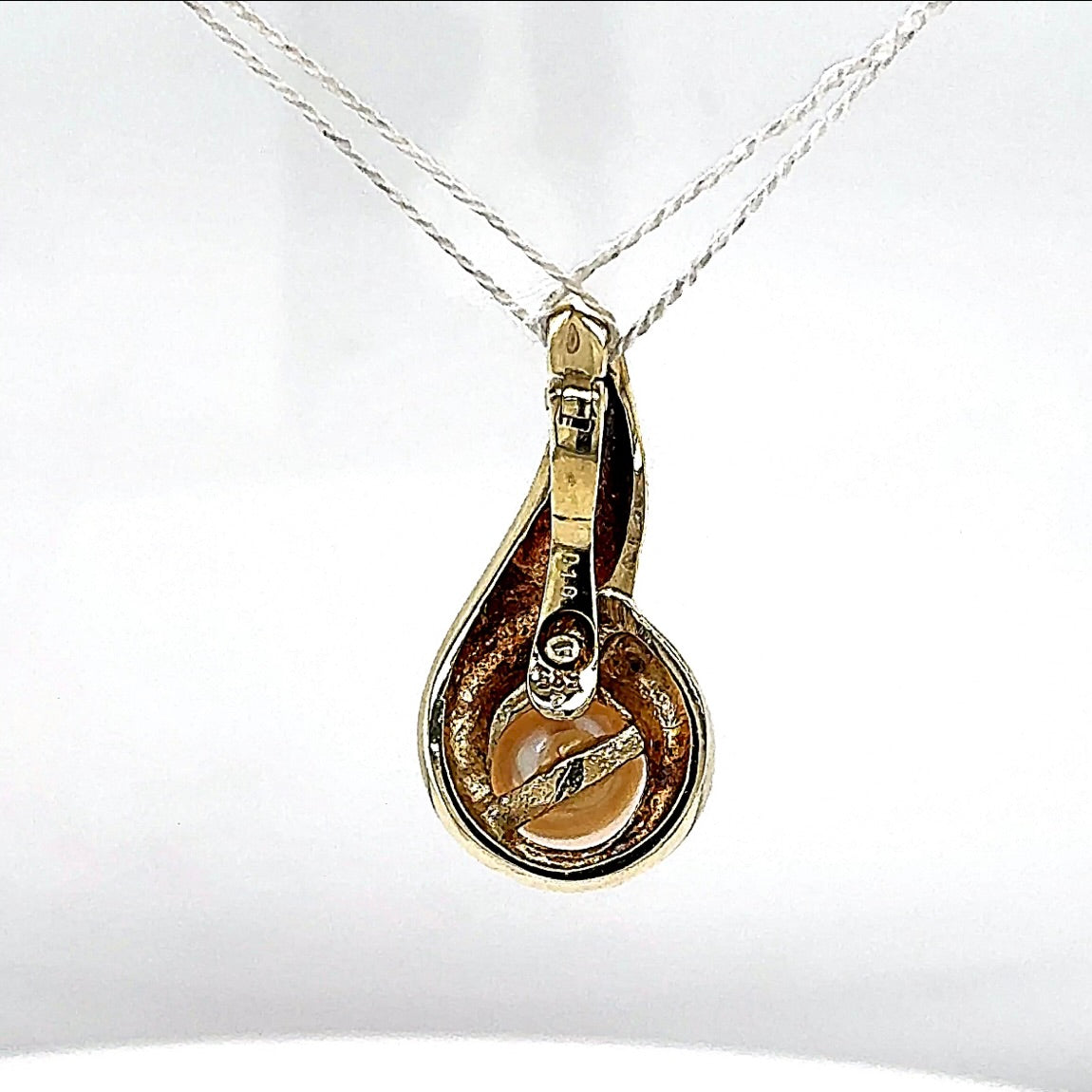 Eleganter Vintage-Anhänger in 14 Karat Gelbgold mit Brillant und Akoya-Perle