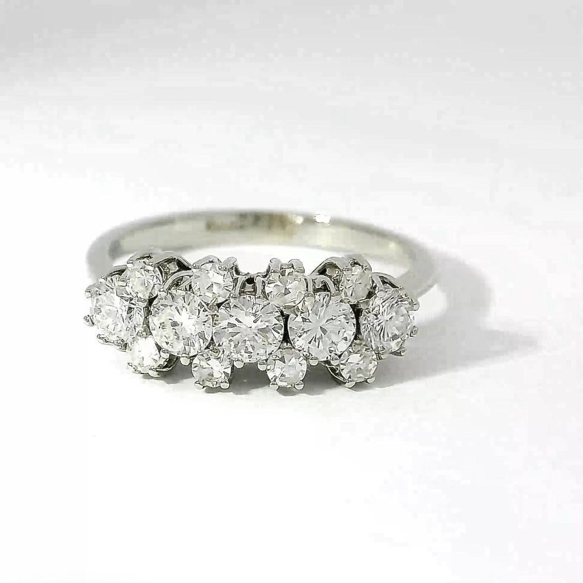 Luminous ring in 18 carat white gold with brilliant-cut & eight-cut diamonds