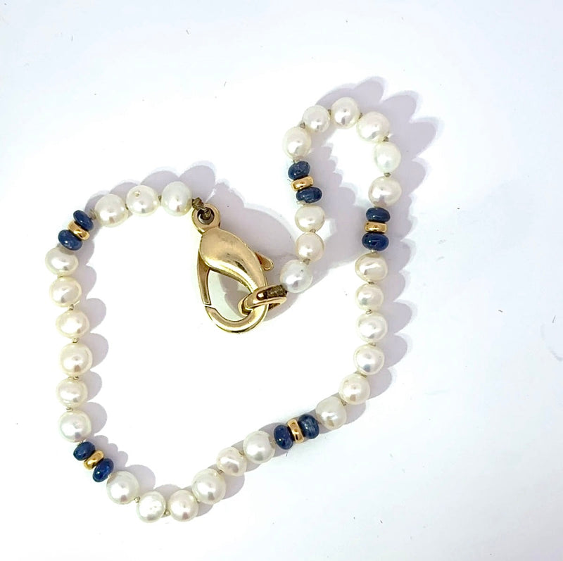 Verspieltes Perlenarmband mit 14 Karat Gelbgold und blauen Saphiren