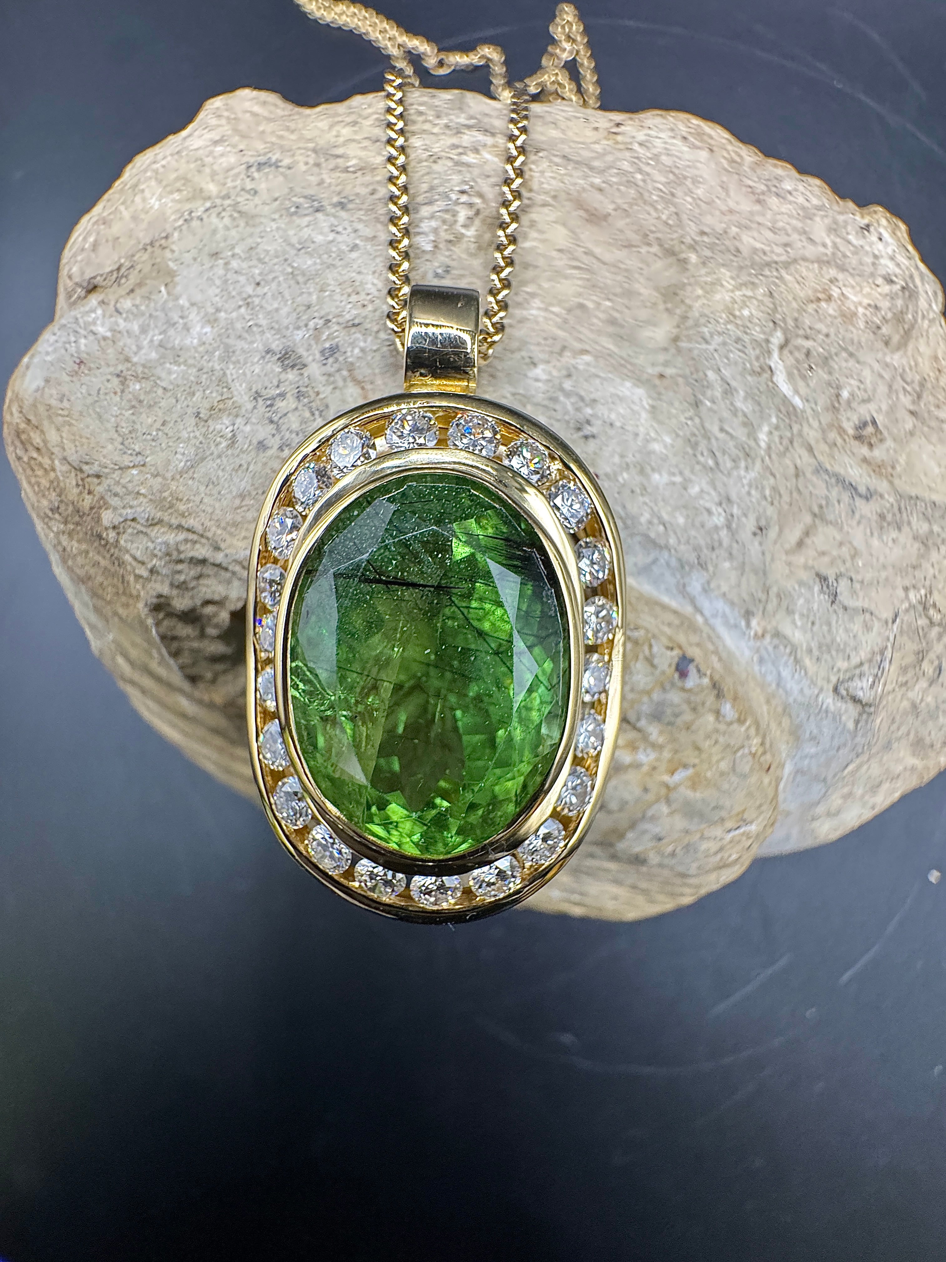 Edler Anhänger in 18 Karat Gelbgold mit großem Peridot & Brillanten