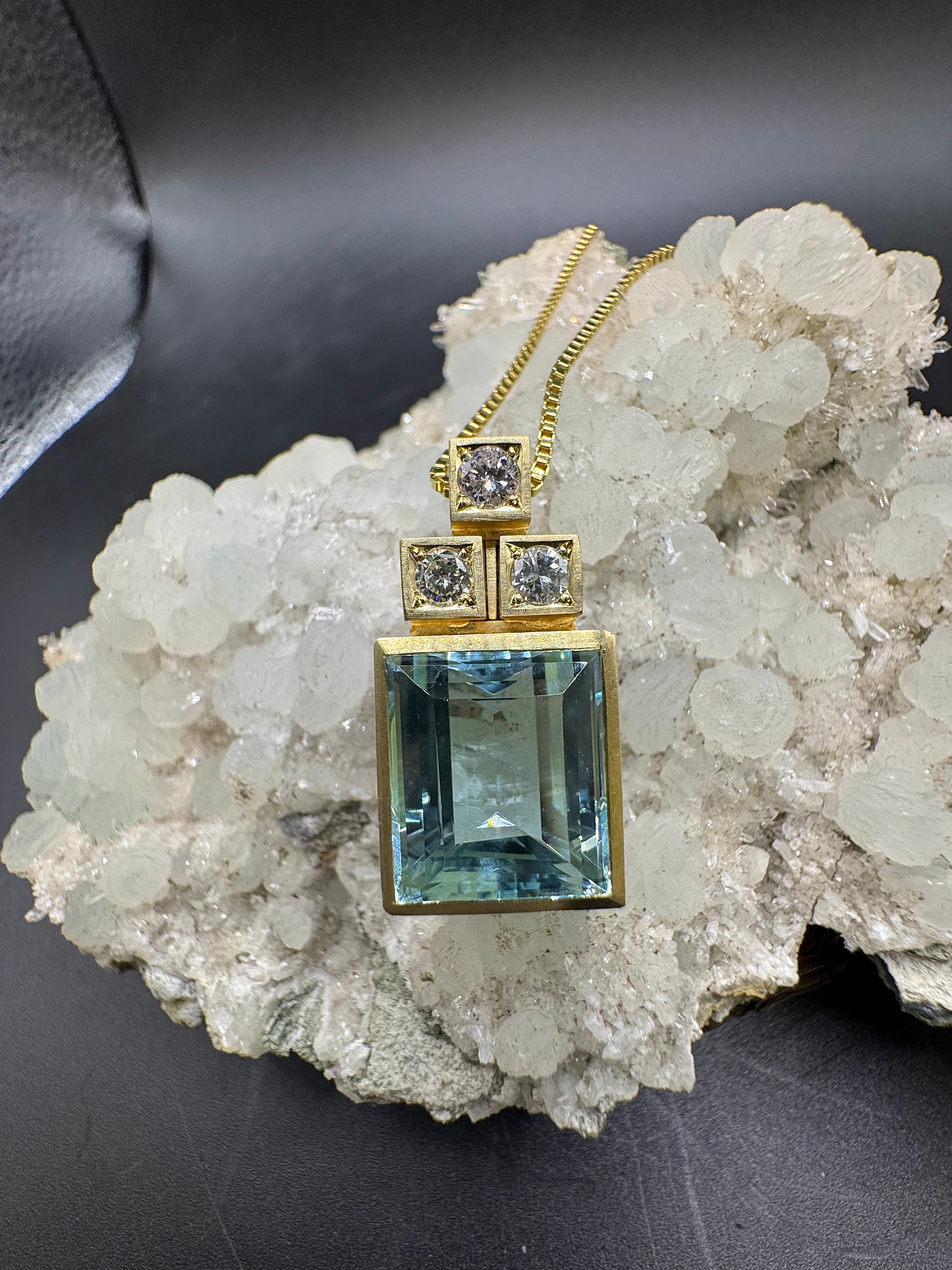 Handgefertigter Anhänger in 14 Karat Gelbgold mit Aquamarin & Brillanten