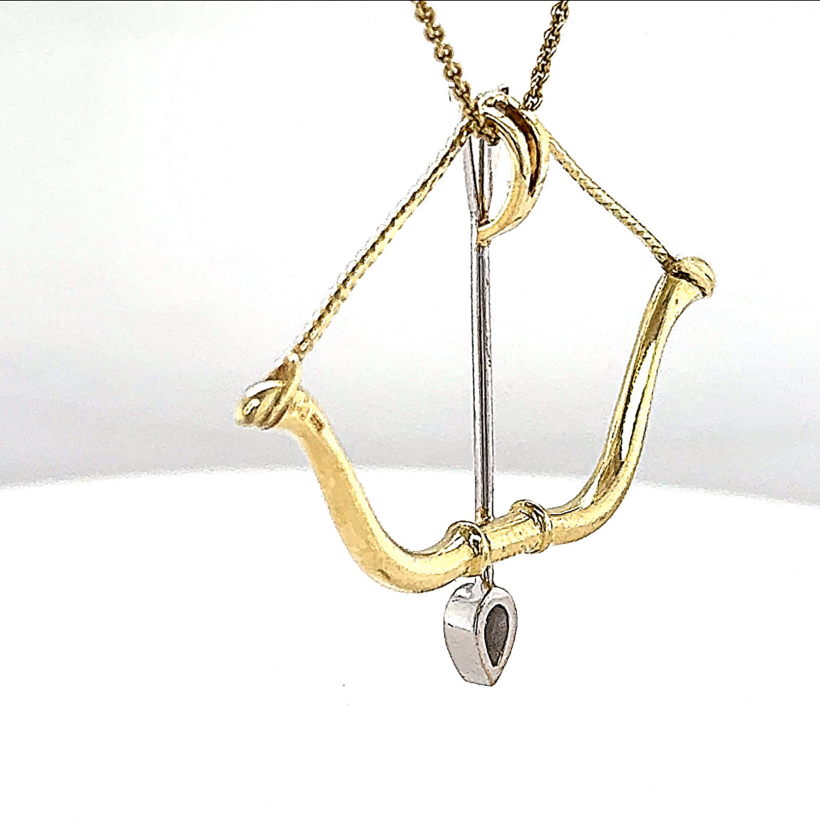 Amore Pfeil und Bogen in 14 Karat Gelbgold mit hochfeinen Brillant-Tropfen
