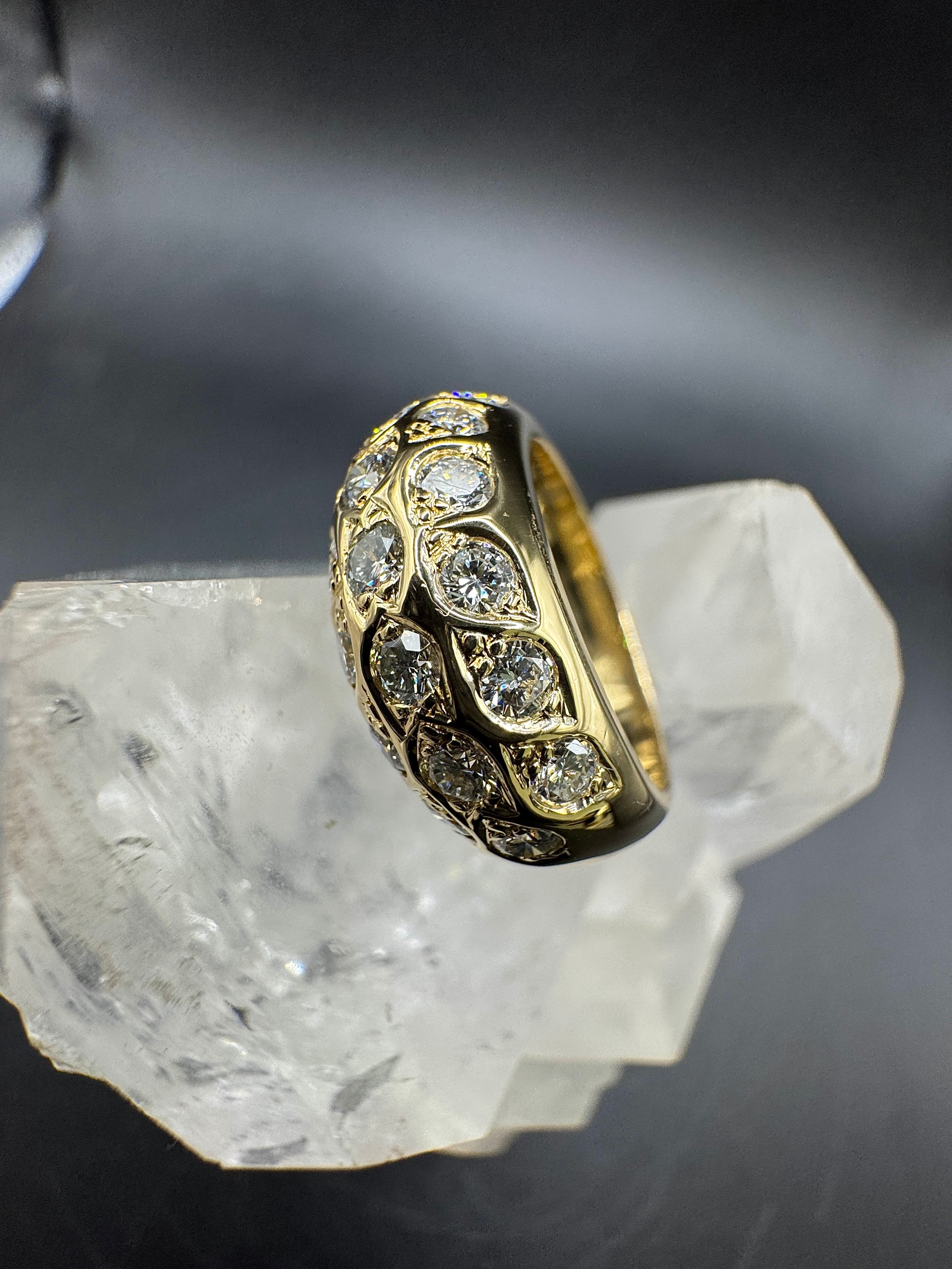 Stilvoller & breiter Ring in 18 Karat Gelbgold mit feinen Brillanten